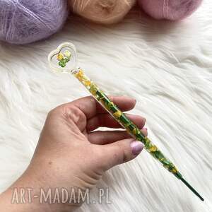 Prezent Szydełko z żywicy epoksydowej z suszonymi kwiatami