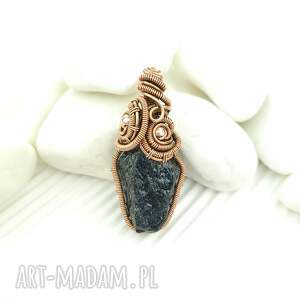 Wisiorek z naturalnym turmalinem - miedziany wire wrapping