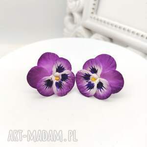 kolczyki sztyfty z biało-liliowymi bratkami, wysokość kwiatu 28 mm, kwiatowa