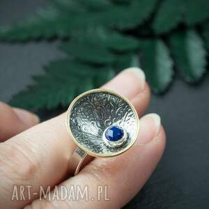 srebrno - złoty pierścionek z lapis lazuli i orientalnymi wzorami