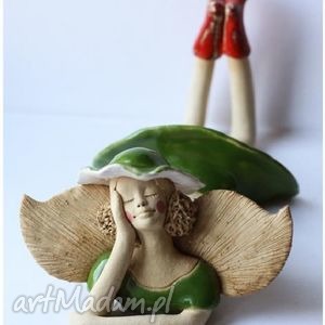 handmade ceramika anioł leżący w kapeluszu