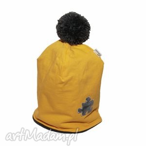 handmade czapka żółta z szarym pomponem i puzlem