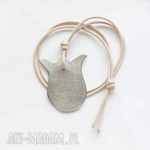 Wisiorek KWIAT z alpaki zmatowionej - handmade beżowy w art-Madam.pl