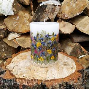 ręcznie robiona świeca botaniczna z suszonymi kwiatami jaskra i niezapominajkami