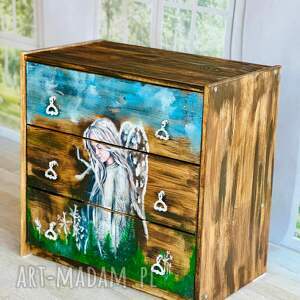 artystyczna komoda z motywem anioła - rustykalny klimat salonu lub sypialni