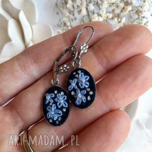 kolczyki niezapominajki nocą małe, kwiatowa biżuteria dla cioci, haft ręczny