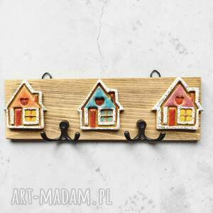 Drewniany wieszak na klucze z ceramicznymi domkami