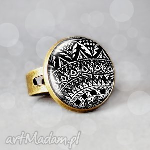 leya elegancki pierścionek z grafiką w szkle, czarno biały, klasyczne