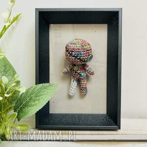 laleczka voodoo w ramce szydełkowe rękodzieło prezent z czarnym humorem