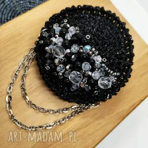 Czarna broszka okrągła szydełkowa z łańcuszkami (KR/16/26)