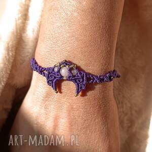 lunula księżyc z opalem w makramie bransoletka pleciona fioletowo złota