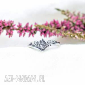 Srebrny z góry, pierścionek z górami