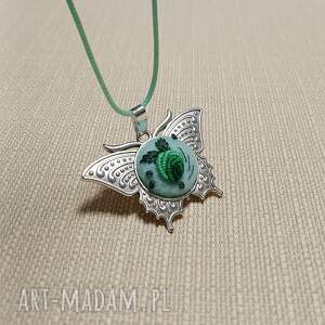 ręcznie haftowany wisior zielony motyl filcu stylowo, boho, niebanalnie bez