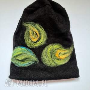 czapka wełniana filcowana zimowa czarna handmade w kwiaty na podszewce