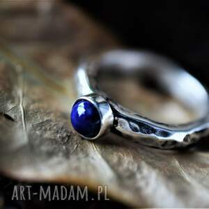 srebrny pierścionek z lapis lazuli, nieregularny młotowana