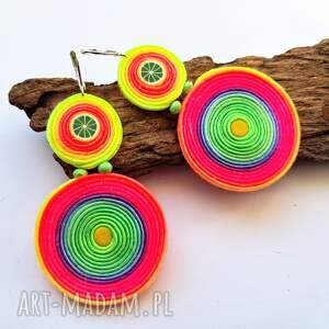 neon spiral haftowane kolczyki sutasz