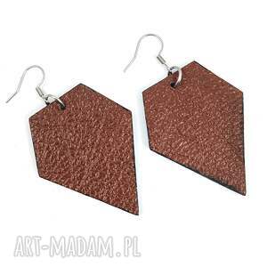 duże wiszące brązowe kolczyki skórzane w kształcie diamentów