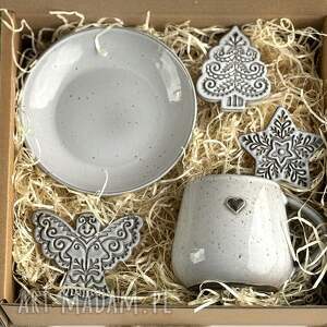 zestaw prezentowy - biały kubek z sercem i zawieszkami choinkowymi ceramika
