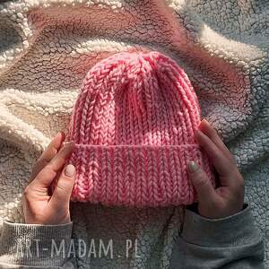 Prezent Krótka CZAPKA beanie handmade z pomponem - JASNORÓŻOWA
