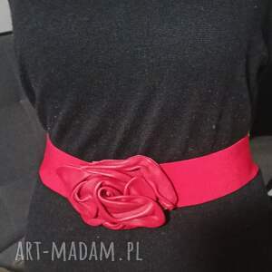 Prezent czerwony z klamrą ze skóry, damski pasek