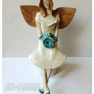 anioł z turkusowymi różami ceramika róże