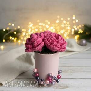 Bukiet trzech róż szydełkowych w ozdobnej doniczce z koralikami