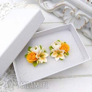 kolczyki sztyfty mini kwiaty lilii piwonii róże żółto - pomarańczowe 2 cm stal