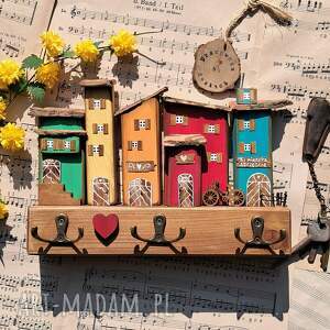 wieszak z kolorowymi domkami no 1 klucze, prezent, drewniane