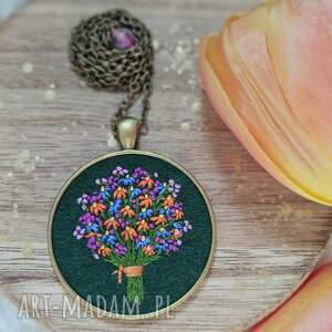 NASZYJNIK BUKIET CZARODZIEJSKI OGRÓD Z AGATEM NA CIEMNOZIELONYM TLE