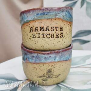 namaste bitches ręcznie robiona czarka ceramiczna, joga, glina kubek kolorowy
