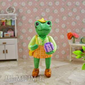 żabka z prezentem, kawai żaba, figurka na urodziny, żaba w ubraniu