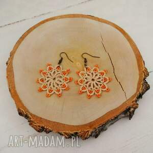 Prezent Beżowe, frywolitkowe kolczyki z pomarańczowymi koralikami