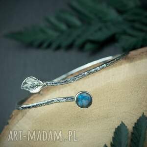 handmade srebrna bransoletka z labradorytem i listkiem, bransoletkaz niebieskim oczkiem