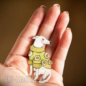 broszka z białym psem w żółtym swetrze w kwiaty, broszka z psem, dla psiej