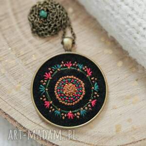 Naszyjnik mandala boho czerwono - zielona z malachitem na czarnym tle, haft haftowane etno, wisior