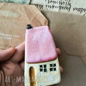 domek w wiejskim stylu z różowym dachem, ceramika