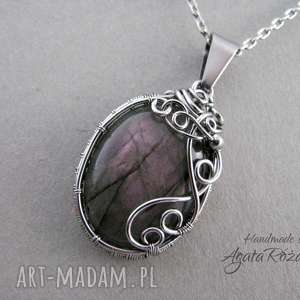 wisiorek z fioletowym labradorytem, wire wrapping, stal chirurgiczna purpurowy