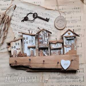 rustykalny wieszak z patynowanym miasteczkiem no 1 na klucze ręcznie