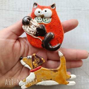 Broszka z motywem bajkowym psa i kota, ceramika, pies, kot