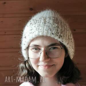 czapka typu beanie w bieli z błyskiem modnych cekinów, prezent, modna kobieta