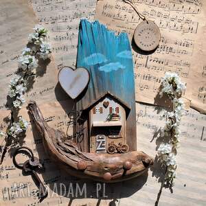 Prezent Rustykalny z domkiem i serduszkiem, wieszak - drewna