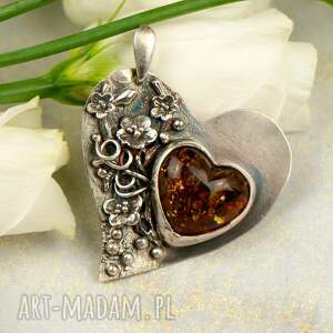 srebrne serce z bursztynem w kwiatach a687, srebrny wisior, florystyczna