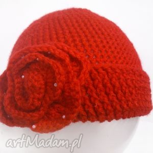 ręcznie zrobione czerwona czapka z kwiatkiem