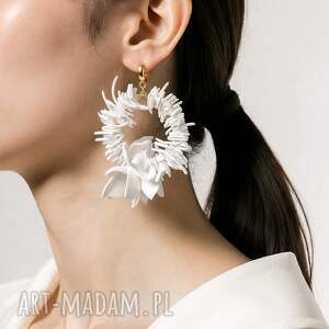 białe kolczyki ślubne - ręcznie robione kwiaty delikatne, wykonane