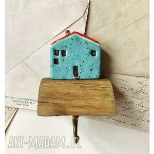 wieszak z niebieskim domkiem na obladrze, ceramika domek drewno