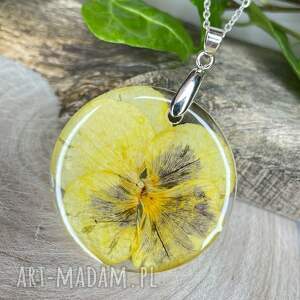 Wisiorek ze słonecznym bratkiem w żywicy z2027, z kwiatem