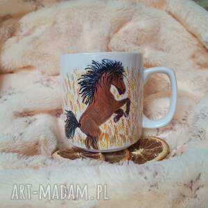 ceramika koń w złotym zbożu złote kłosy miedziany kubek ręcznie malowany
