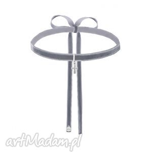 handmade naszyjniki szary aksamitny choker ze srebrnym krzyżykiem wysadzanym swarovski®