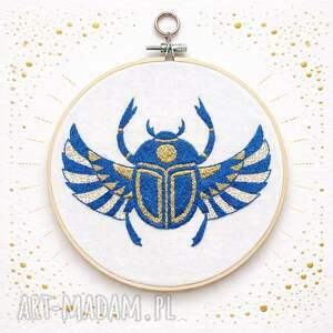 agapri skarabeusz w tamborku, talizman odrodzenia i twórczości, dekoracja