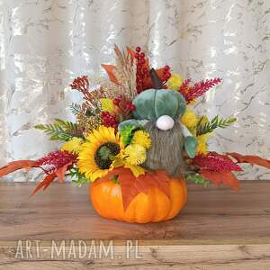 Kompozycja jesienna w dużej dyni. Dekoracja na jesień ze skrzatem
